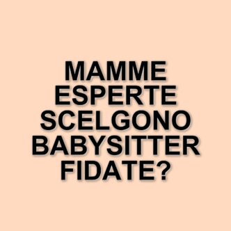 Le giovani mamme di rinopiteco bruno scelgono le babysitter più esperte per i loro piccoli