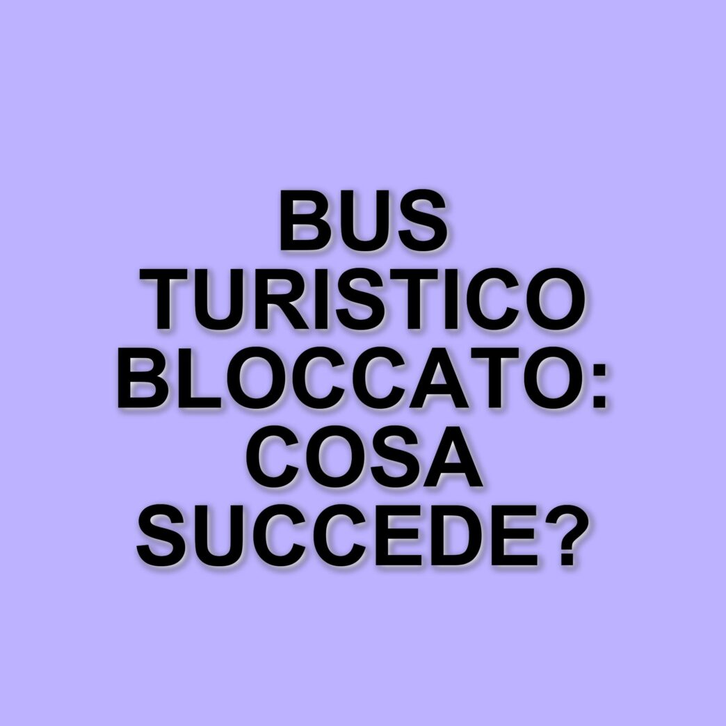 Voragine a Pomigliano d'Arco: un bus turistico bloccato in strada