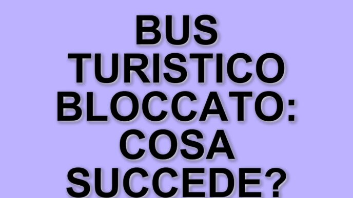 Voragine a Pomigliano d'Arco: un bus turistico bloccato in strada