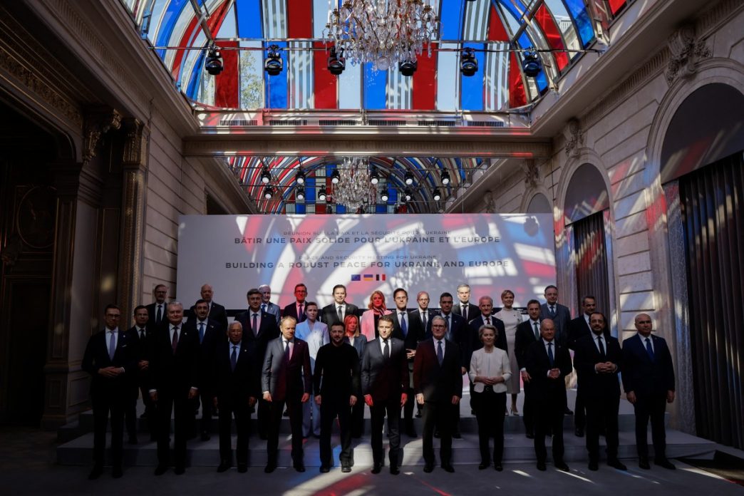 Volenterosi Summit Parigi Afp