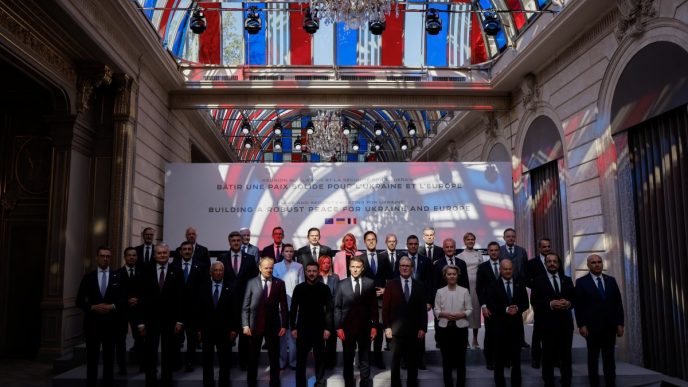 Volenterosi Summit Parigi Afp
