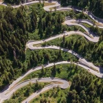 Incidente sulla strada del Maloja: scontro tra due auto, donna fermata per guida in stato di ebbrezza