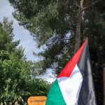 A Matera attivisti espongono bandiera palestinese durante la quinta tappa del giro d’Italia