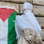 A Roma la statua di pasquino coperta da un sudario con la scritta “chi tace è indecente” per gaza
