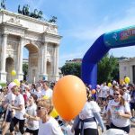 A milano la crazy run debutta con oltre 400 partecipanti per sensibilizzare sulla salute mentale