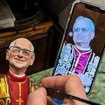 A napoli pizza margherita e statuina celebrano l’elezione di papa leone xiv
