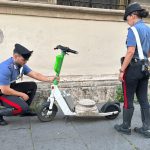 A roma un turista tedesco con un reperto archeologico sulla base del monopattino elettrico