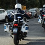 Aggressione violenta a roma su via prenestina: uomo di 59 anni pestato alla fermata dell’autobus