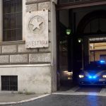 Aggressione violenta a un commerciante del villaggio prenestino durante una rapina a mano armata