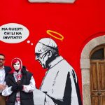 Aielli si arricchisce di un nuovo murale di laika dedicato a papa francesco nel borgo dei murales
