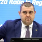 Alle elezioni comunali di milano 2027 forze politiche discutono tra candidati civici e profili politici