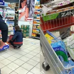 Anziana scoperta a rubare alimentari in supermercato, poliziotti le pagano la spesa e la aiutano