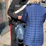 Anziana truffata a roma salvata dai carabinieri in via lucio papirio con arresto del presunto raggiratore
