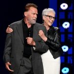 Arnold Schwarzenegger presenta the man with the bag agli upfront di Amazon, intervento interrotto da Jamie Lee Curtis