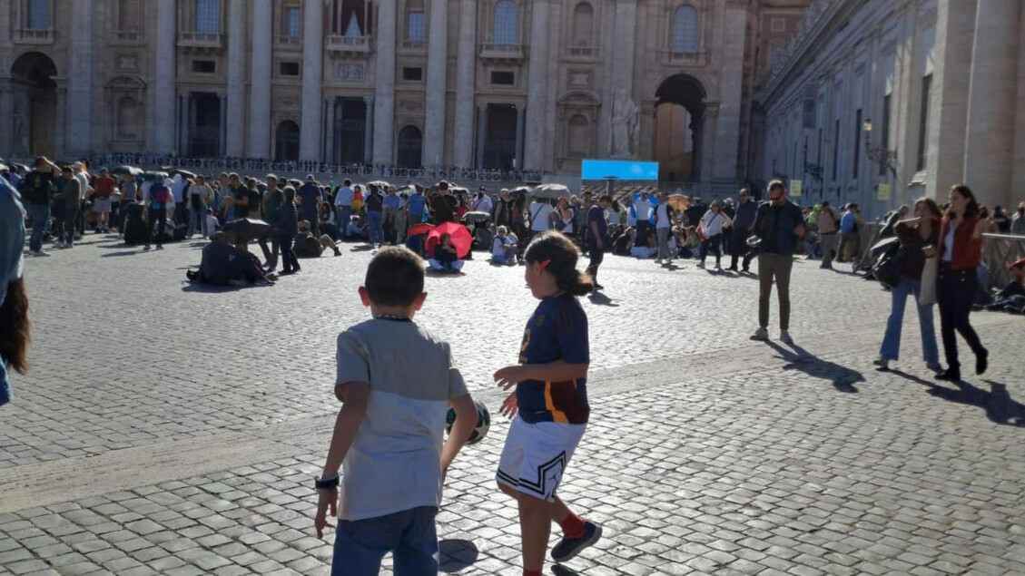 Attesa_per_la_fumata_bianca_a_