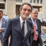 Attilio fontana valuta un terzo mandato come governatore della lombardia in attesa di sviluppi politici