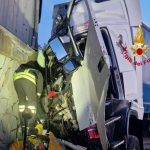 Autista salvo dopo schianto frontale di un tir contro un muro sull’autostrada del sole a barberino di mugello
