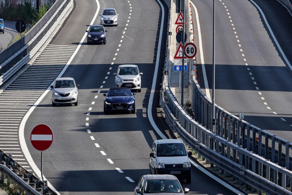 Auto_contromano_per_chilometri
