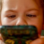 Bambini di due anni pronunciano bestemmie a trento, esplode l’allarme tra educatori e genitori per i contenuti digitali