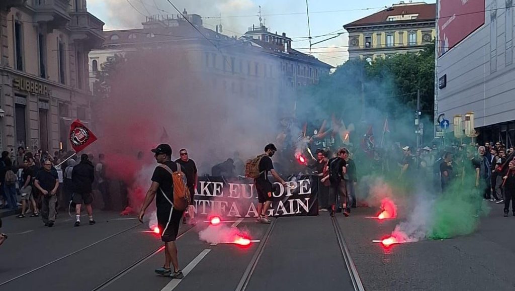 Black_bloc_a_milano_durante_la