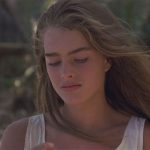 Brooke Shields compie sessant’anni tra cinema, moda e una vita sotto i riflettori dall’infanzia alla maturità