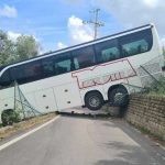 Bus turistico senza controllo a marino: si sfrena in parcheggio e finisce in strada in zona rurale