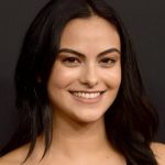 Camila Mendes in azione sul set di Masters of the Universe con il costume di Teela a Londra