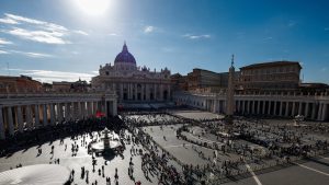 Centinaia_di_fedeli_a_piazza_s