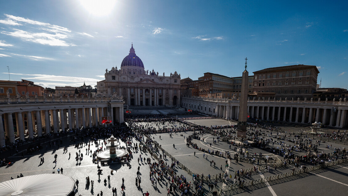 Centinaia_di_fedeli_a_piazza_s