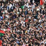 Centomila persone in piazza san pietro per il debutto del nuovo papa in mezzo alla folla in aumento