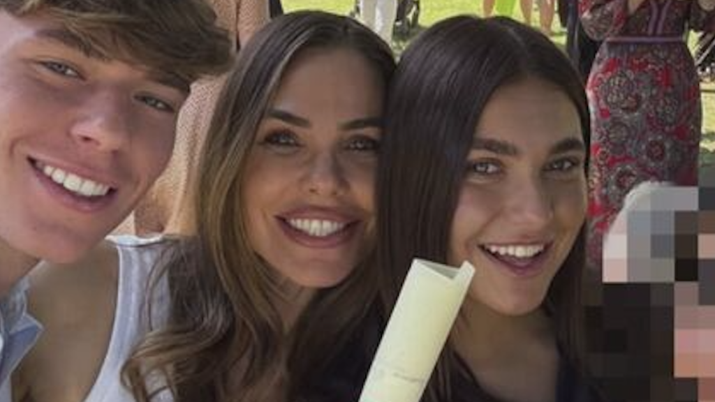Chanel_totti_riceve_il_diploma