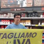 Cinque attivisti bloccano il supermercato ipercoop a torino per chiedere il taglio dell’iva sui beni essenziali