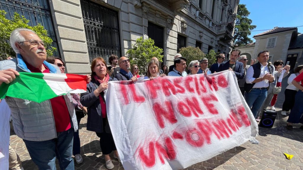 Circa_200_persone_si_raccolgon