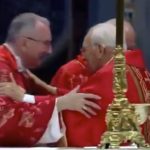 Conclave 2025, cardinale giovanni battista re e pietro parolin protagonisti nello scambio della pace alla messa pro eligendo papa