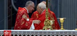 Il cardinale Re a Parolin: "Auguri... e doppi"
Frame da Vatica Media Live
