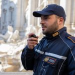 Controlli della polizia a roma capitale per contrastare l’abbandono illecito di rifiuti nella zona di fontana di trevi