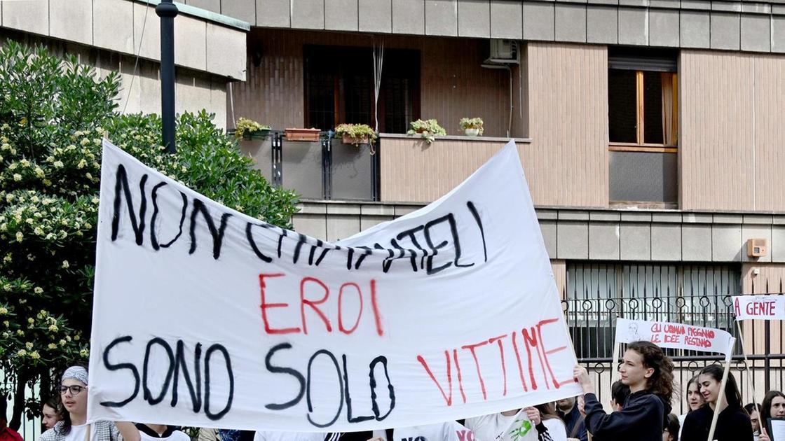 Corsico%2C_studenti_in_marcia_co