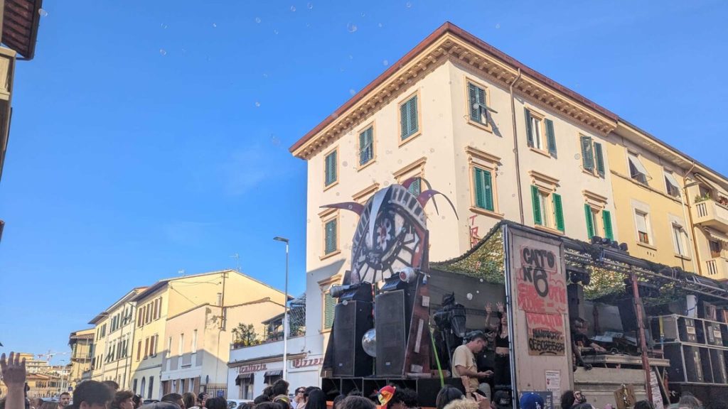 Corteo_di_almeno_10.000_person