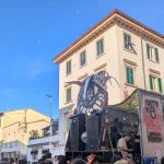 Corteo di almeno 10.000 persone a firenze per wish parade tra musica e proteste sociali