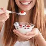 Cosa succede al tuo corpo quando mangi lo yogurt ogni giorno: effetti e verità nutrizionali