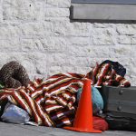 Cresce la povertà tra i giovani e i lavoratori in torino, aumento tra i nati all’estero nel 2024