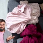 Hai anche tu la sedia piena di vestiti? Il vero significato dietro questo gesto comune