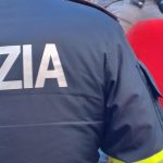 Donna aggredita nel parcheggio di Prato salvata da tre passanti stranieri, ex fermato dalla polizia