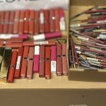 Donna arrestata per furto in un outlet di Roma dopo un inseguimento e la scoperta di cosmetici rubati