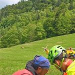 Donna francese cade con il parapendio durante atterraggio a Ronco Canavese e viene trasportata in ospedale