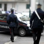 Donna trovata morta con coltello conficcato nella schiena in un appartamento di Legnano: indagini in corso