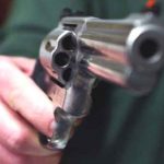 Donna uccisa e un’altra gravemente ferita a napoli, indagini su possibile omicidio e tentato suicidio