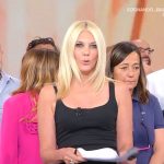 Eleonora daniele saluta il pubblico dopo il successo di storie italiane con ascolti elevati