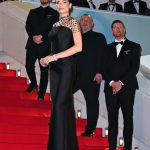 Elodie sul red carpet di Cannes 2025 con un abito in raso opaco dal design raffinato e contemporaneo