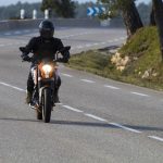 Esclusa la responsabilità del conducente quando il passeggero agisce in modo imprevedibile e autonomo, la cassazione spiega